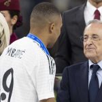 Florentino Perez menyalami Kylian Mbappe