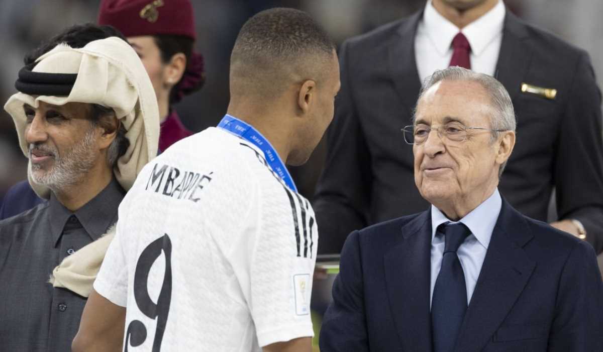 Florentino Perez menyalami Kylian Mbappe