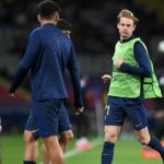 Frenkie De Jong dalam sebuah sesi pemanasan di Barcelona