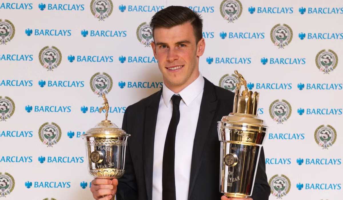 Gareth Bale dengan penghargaan pemain terbaik dan pemain muda terbaik Premier League