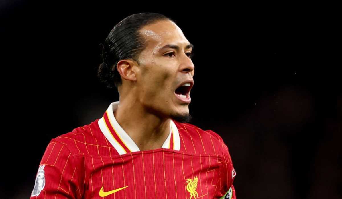 Gestur Virgil van Dijk di laga kontra Tottenham