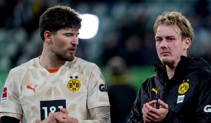 Gregor Kobel bersama Julian Brandt