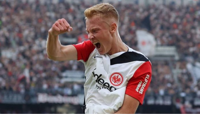 Hugo Larsson pemain Eintracht Frankfurt