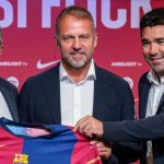 Joan Laporta, bersama Hansi Flick dan Deco