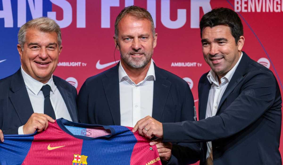 Joan Laporta, bersama Hansi Flick dan Deco