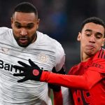 Jonathan Tah berduel dengan Jamal Musiala