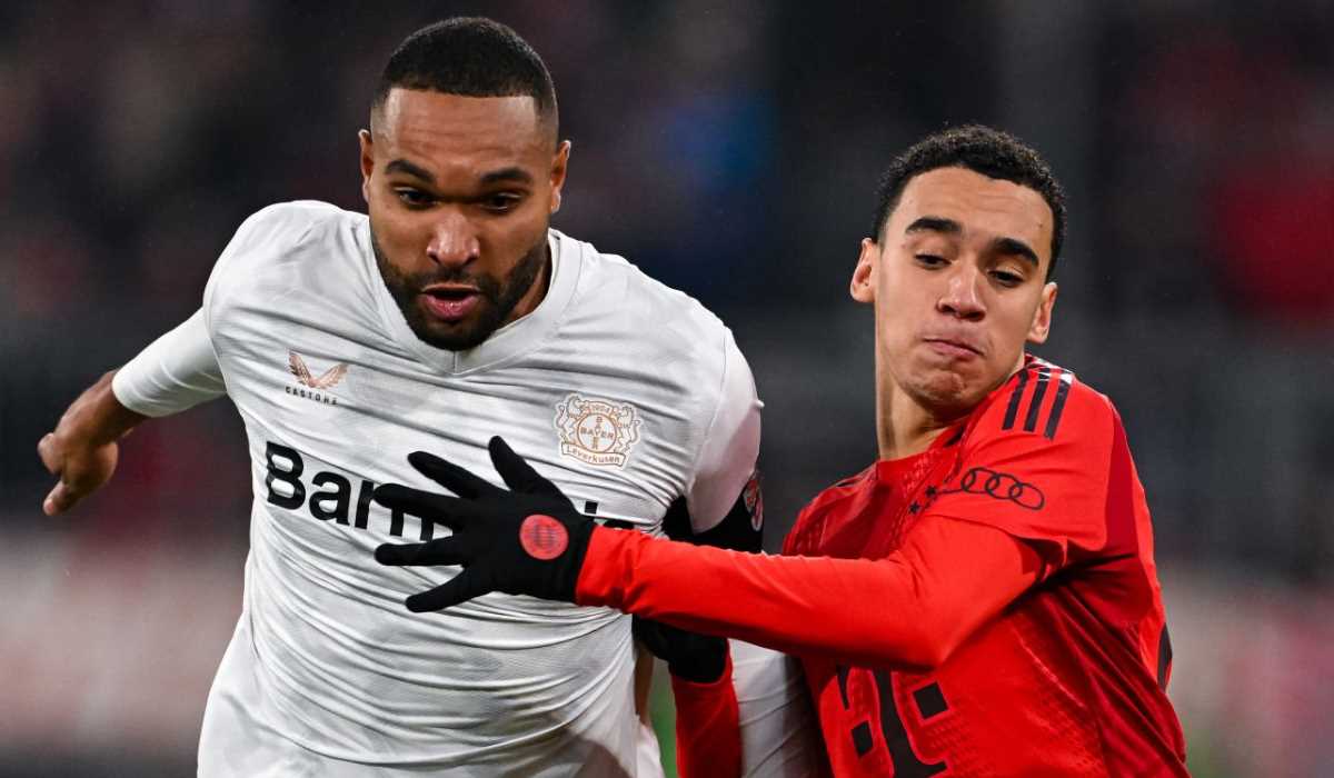 Jonathan Tah berduel dengan Jamal Musiala