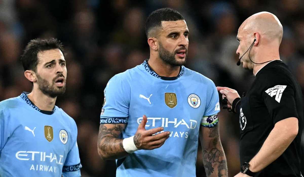 Kyle Walker berdebat dengan wasit