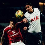 Lisandro Martinez berduel udara dengan pemain Tottenham