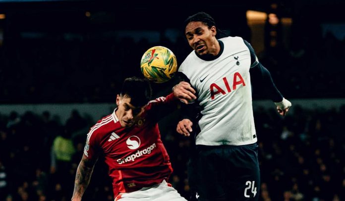 Lisandro Martinez berduel udara dengan pemain Tottenham