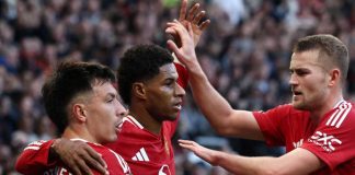 Lisandro Martinez bersama Marcus Rashford dab Matthijs de Ligt