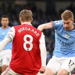 Martin Odegaard coba halau tendangan Kevin de Bruyne