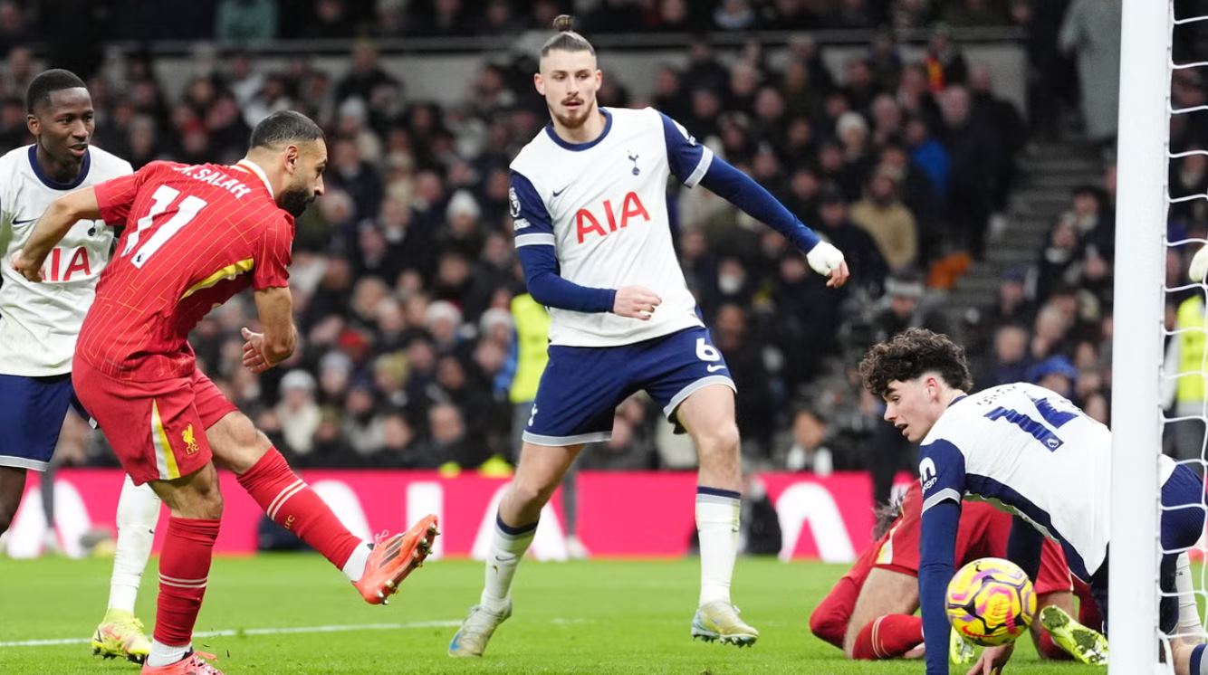 Mohamed Salah mencetak gol ke gawang Tottenham Hotspur