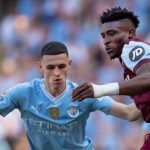 Mohammed Kudus berebut bola dengan Phil Foden