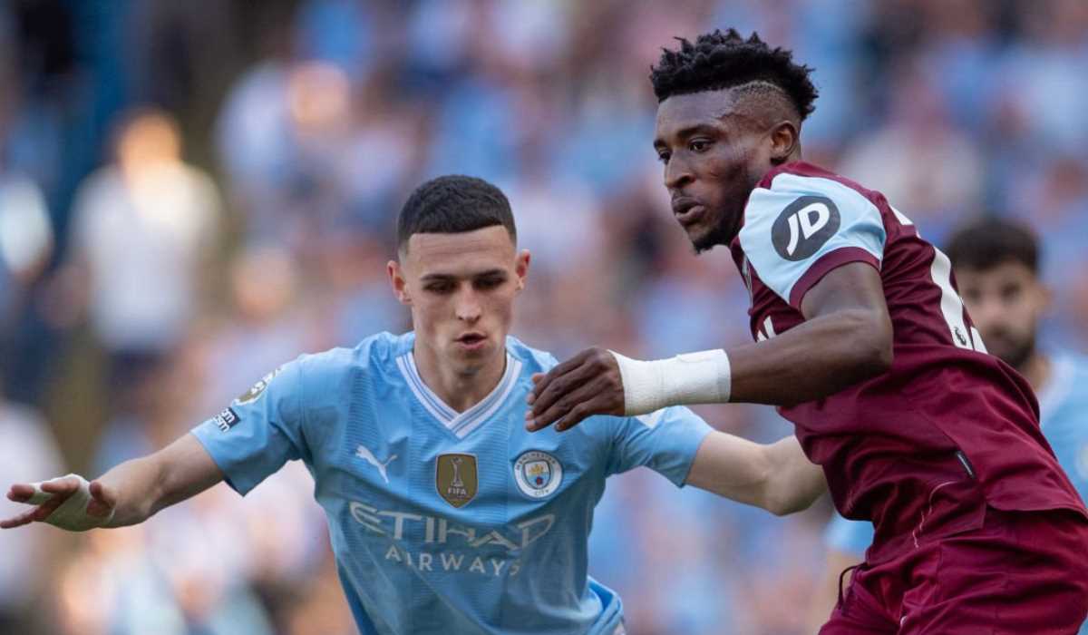 Mohammed Kudus berebut bola dengan Phil Foden