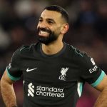 Mohammed Salah tersenyum di laga kontra West Ham