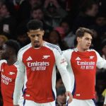 Para pemain Arsenal merayakan gol bersama