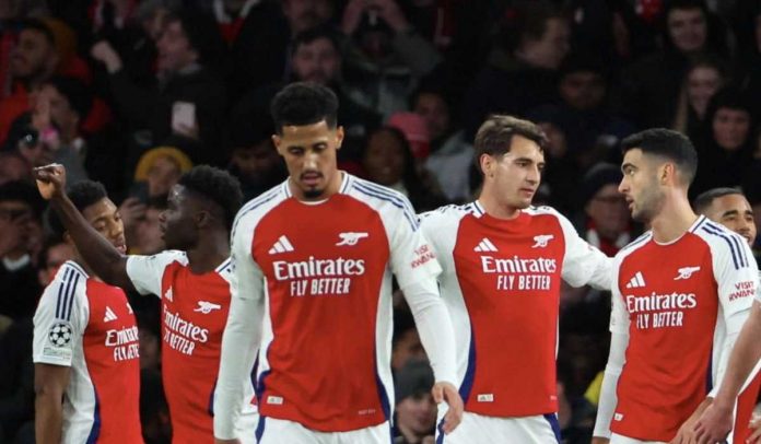 Para pemain Arsenal merayakan gol bersama