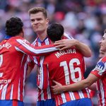 Para pemain Atletico Madrid merayakan gol