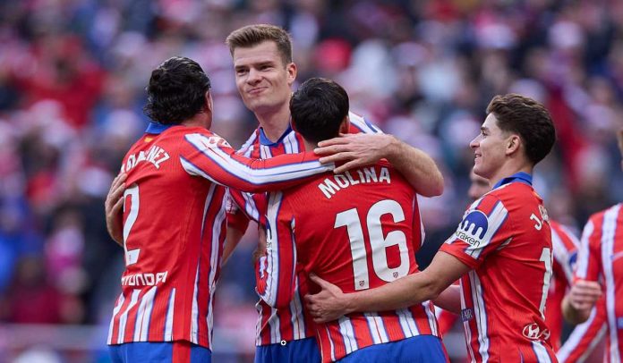 Para pemain Atletico Madrid merayakan gol