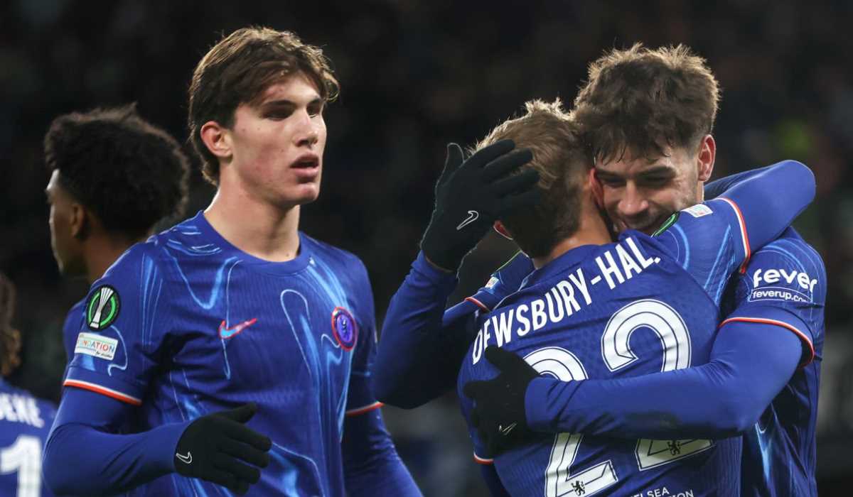 Para pemain Chelsea rayakan gol