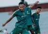 Pemain Persebaya dalam sebuah sesi latihan di Liga 1 musim ini