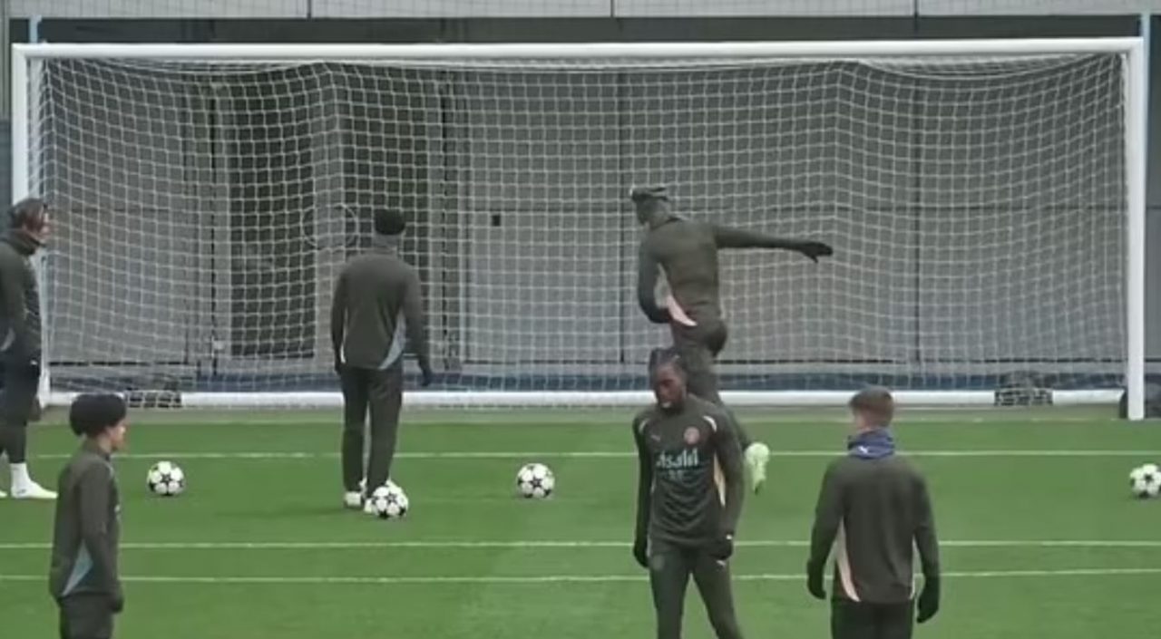 Pemain sepak bola Manchester City saat berlatih crossbar challange