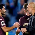 Pep Guardiola bersalaman dengan Ilkay Gundogan