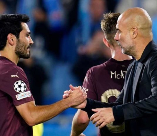 Pep Guardiola bersalaman dengan Ilkay Gundogan