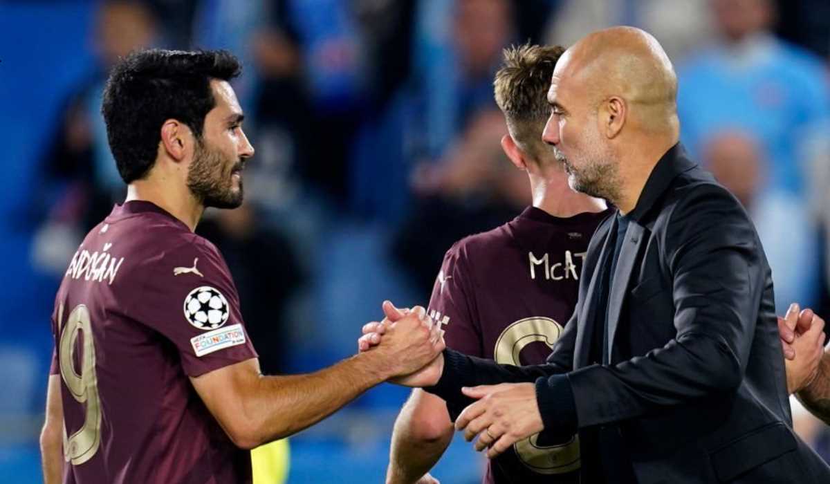 Pep Guardiola bersalaman dengan Ilkay Gundogan