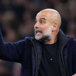 Pep Guardiola saat memberi instruksi para pemain Manchester City