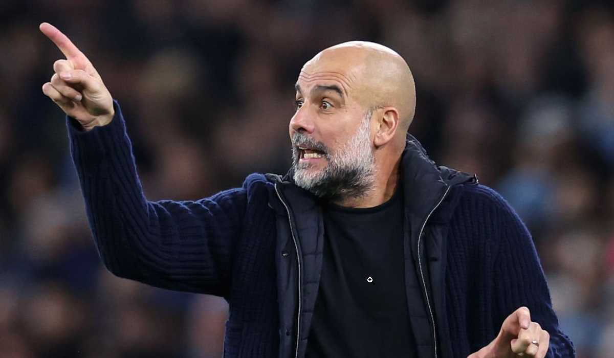 Pep Guardiola saat memberi instruksi para pemain Manchester City