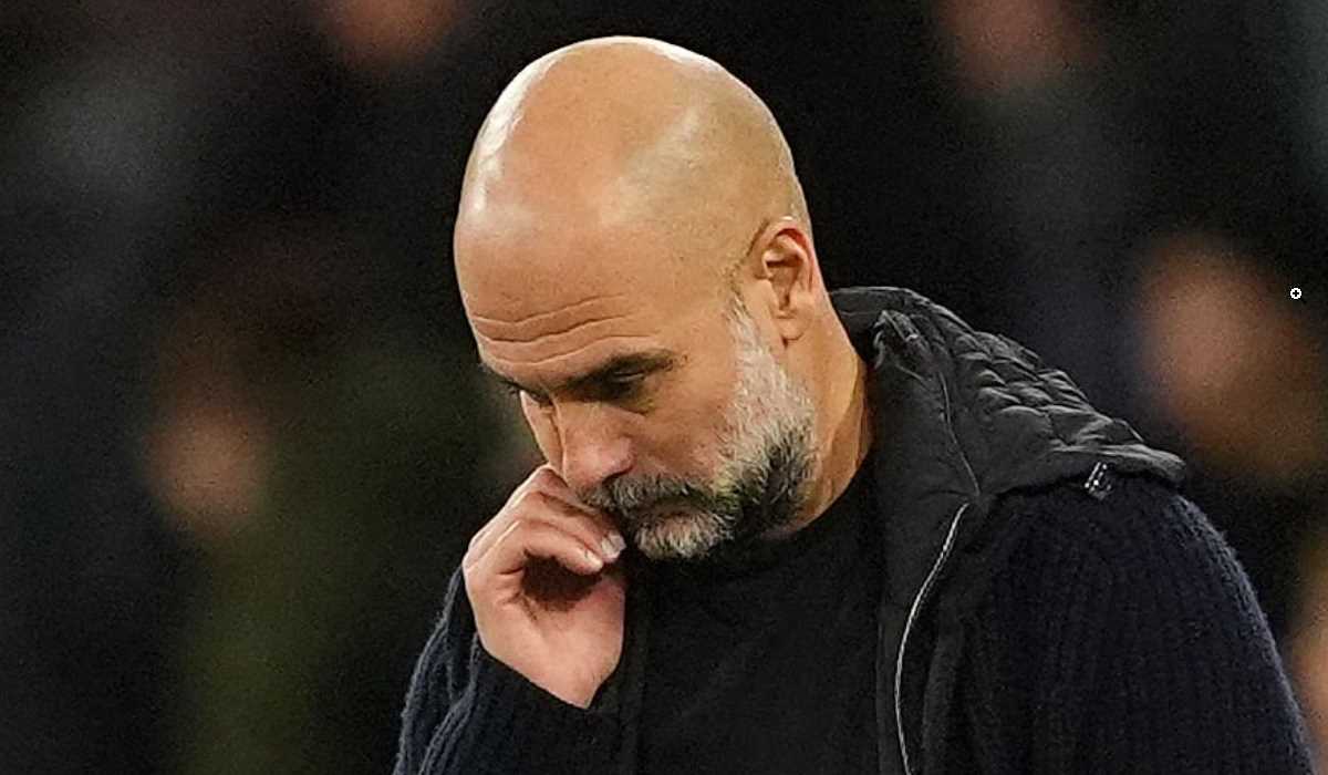 Pep Guardiola tampak murung usai kekalahan derby Manchester