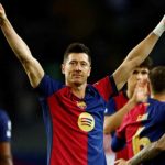 Robert Lewandowski usai mencetak gol untuk Barcelona di Laga vs Brest