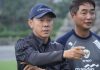 Shin Tae-yong dalam sebuah sesi latihan bersama Timnas Indonesia U22