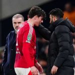 Victor Lindelof meninggalkan lapangan karena cedera