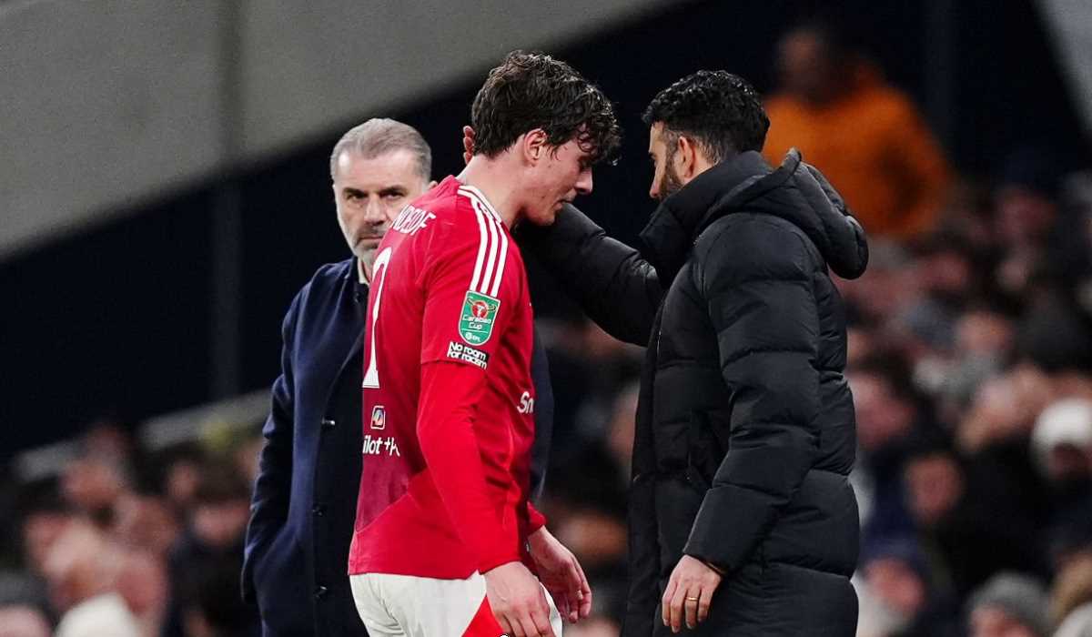 Victor Lindelof meninggalkan lapangan karena cedera