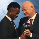 Vinicius Junior memerima penghargaan pemain terbaik FIFA