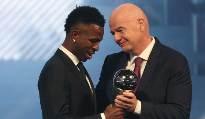 Vinicius Junior memerima penghargaan pemain terbaik FIFA