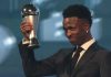 Vinicius Junior mengangkat piala pemain terbaik FIFA