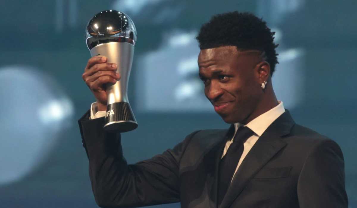 Vinicius Junior mengangkat piala pemain terbaik FIFA