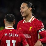 Virgil van Dijk merayakan gol Mohammed Salah