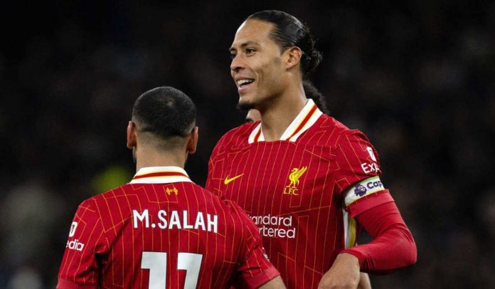 Virgil van Dijk merayakan gol Mohammed Salah