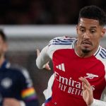 William Saliba membawa bola di laga kontra Manchester United