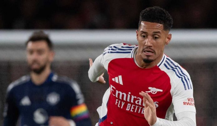 William Saliba membawa bola di laga kontra Manchester United