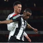 Alexander Isak berduel dengan William Saliba di leg pertama semifinal Piala Liga antara Arsenal vs Newcastle United