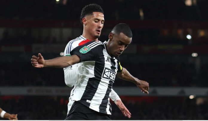 Alexander Isak berduel dengan William Saliba di leg pertama semifinal Piala Liga antara Arsenal vs Newcastle United