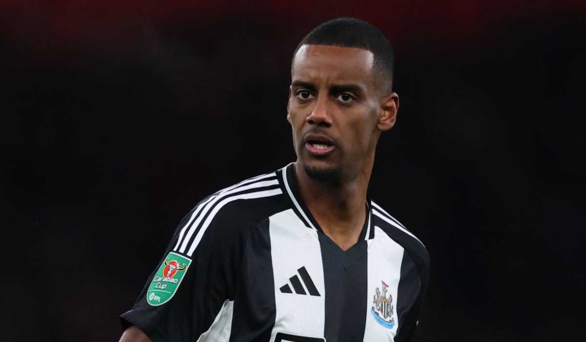 Alexander Isak bermain di Piala Liga melawan Newcastle United