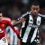 Alexander Isak melewati Casemiro di laga Newcastle United vs Manchester United