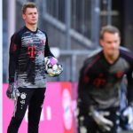 Alexander Nubel di sebuah sesi latihan bersama Manuel Neuer